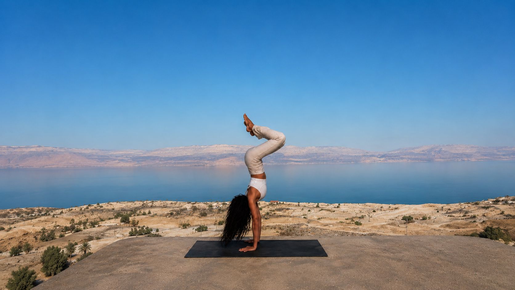 יוגה על רקע ים המלח